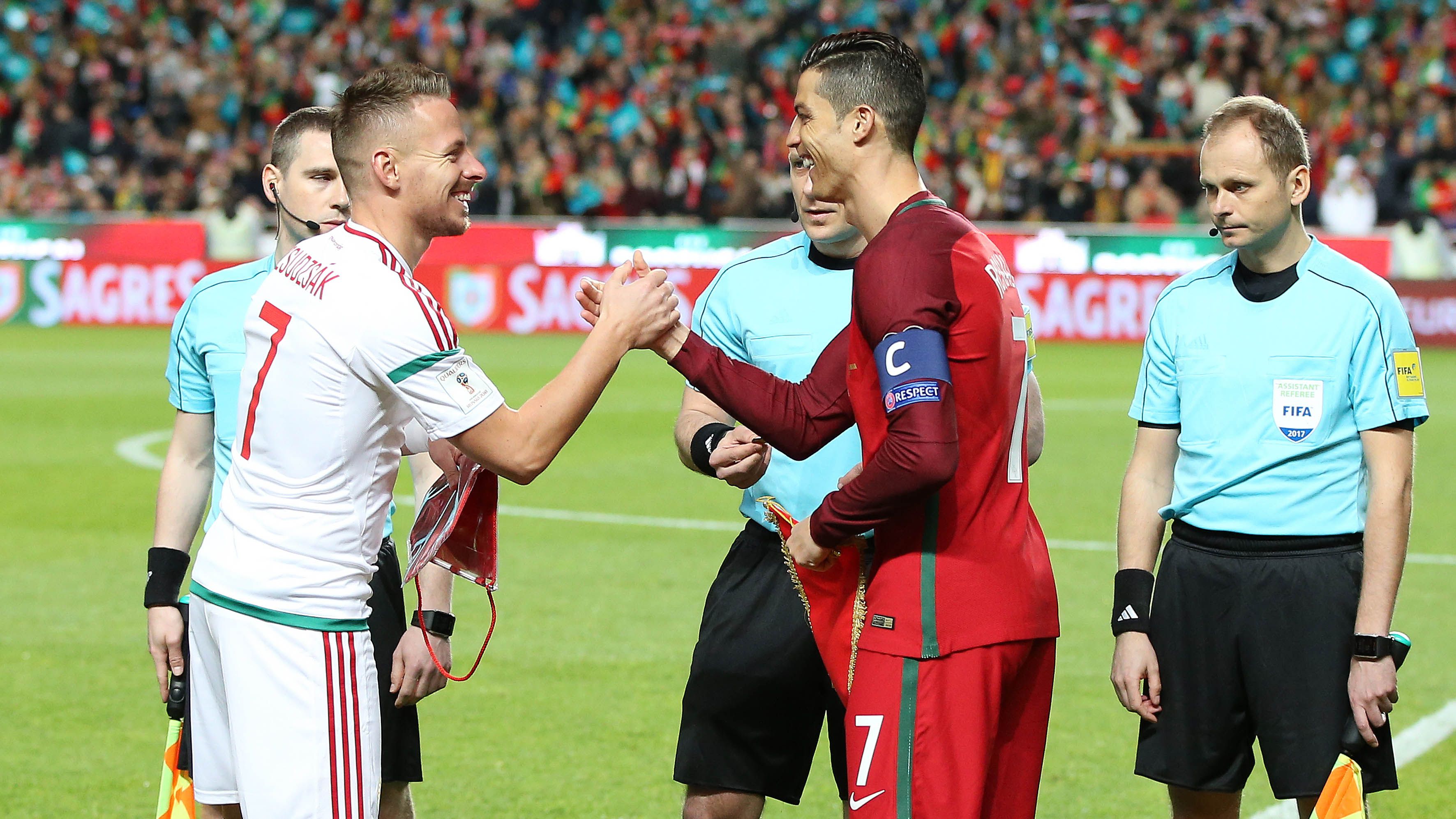 Dzsudzsák Balázs talán legemlékezetesebb mérkőzése , a 2016-os  magyar–portugál (3–3) előtt egy másik tehetséges hetessel fog épp kezet (Fotó: GettyImages)