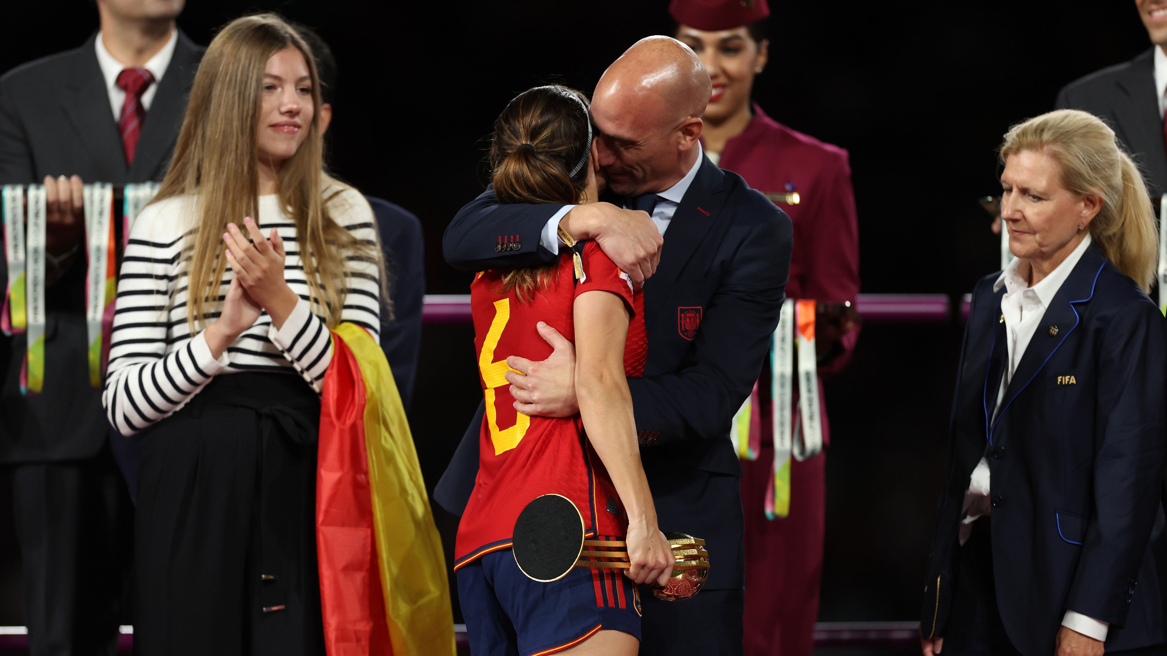 A spanyoloktól is súlyos eltiltást kapott a játékosát megcsókoló elnök