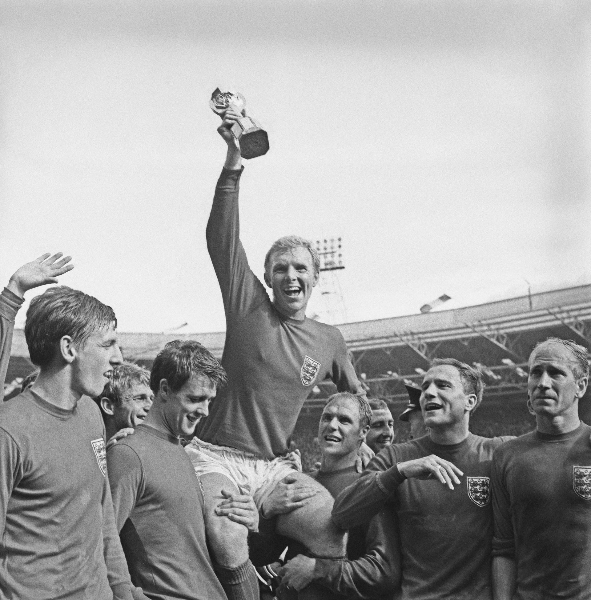 58 éve várnak arra az angolok, hogy újra rangos tornát nyerjenek. A képen az 1966-os vb-döntő után Bobby Moore a társai vállán a világbajnoknak járó Jules Rimet-kupa (Fotó: Getty Images)