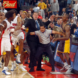 Ben Wallace és Ron Artest kakaskodása brutálisan elfajult 2004. november 19-én (Fotó: Getty Images)