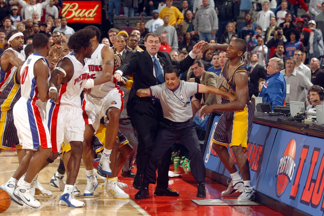 Ben Wallace és Ron Artest kakaskodása brutálisan elfajult 2004. november 19-én (Fotó: Getty Images)