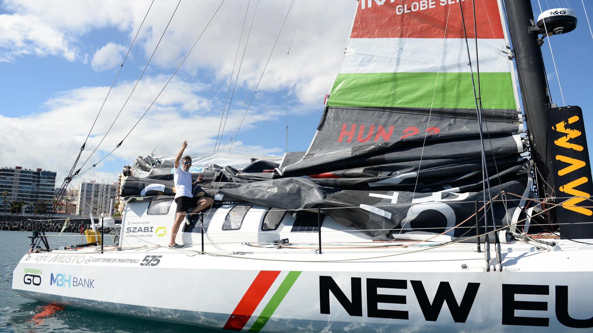 Megjavította a vitorláját, folytatja a Vendée Globe-ot a magyar versenyző