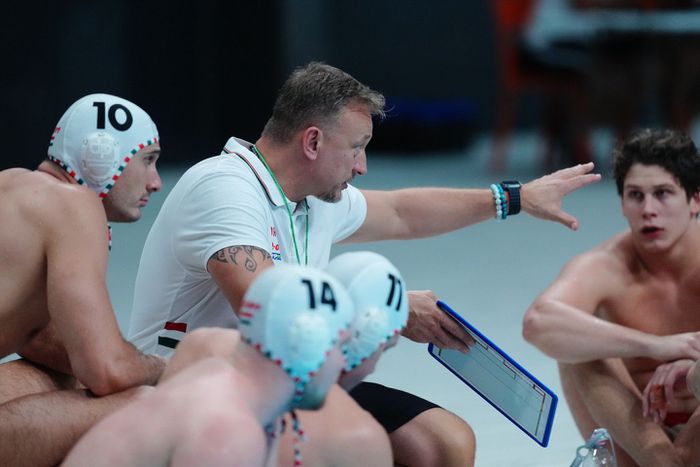 A szövetségi kapitány eligazítást tart (Fotó: waterpolo.hu)