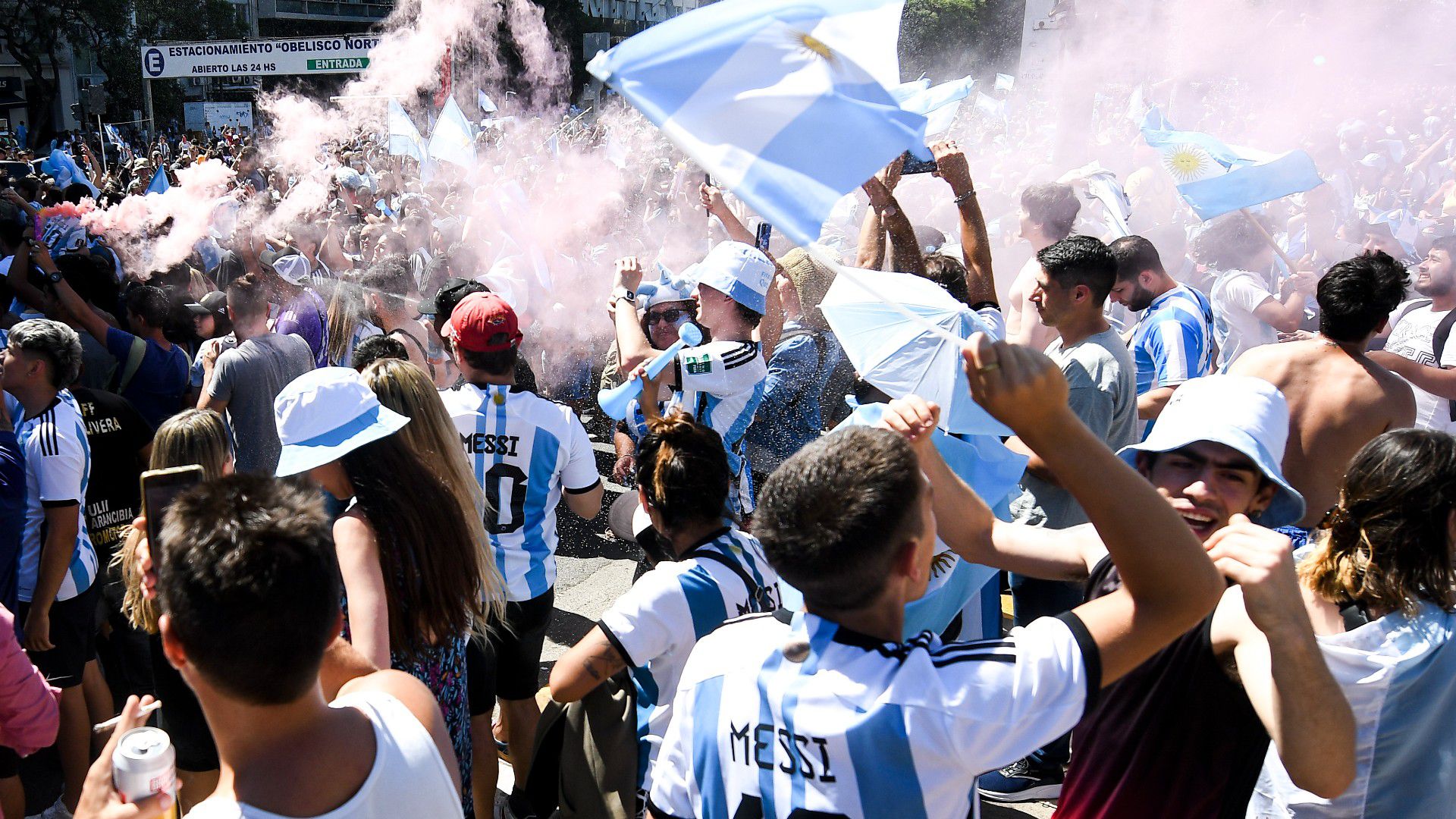 Az argentin fővárosban most is zajlik a fieszta, a drukkerek önfeledten ünneplik a válogatott harmadik világbajnoki győzelmét