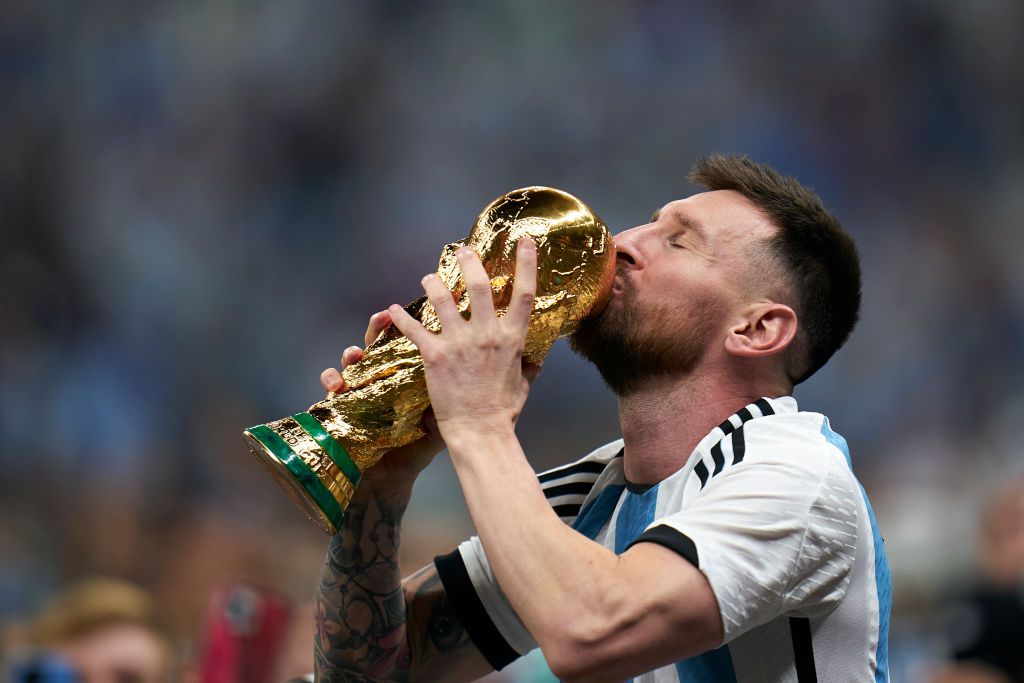 Messi és a világbajnoki trófea (Fotó: Getty Images)