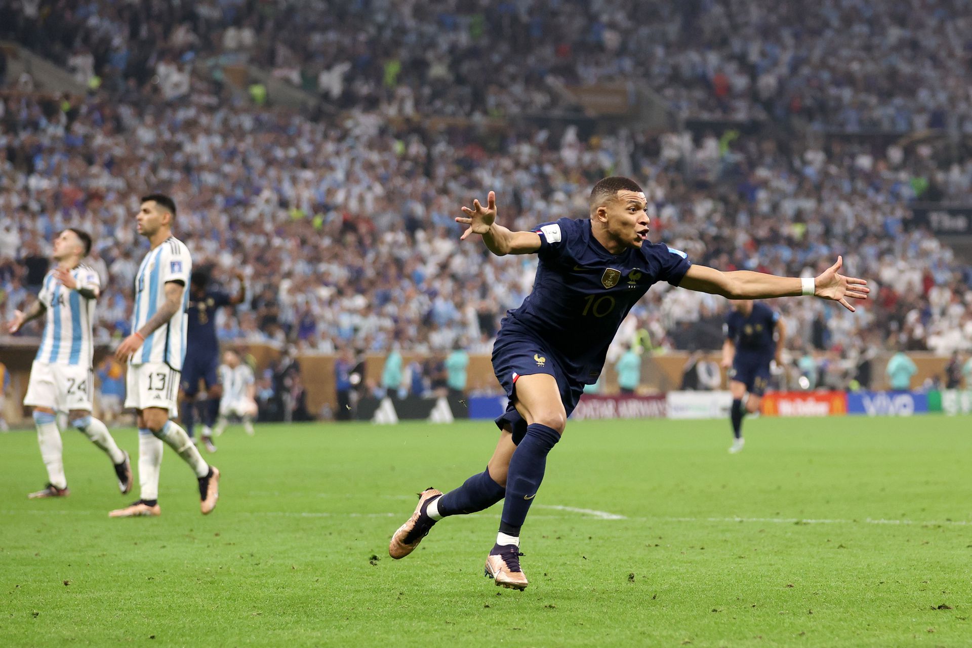 Kylian Mbappé a döntő egyik hősévé vált, miután két percen belül szerzett két góljával egyenlített az addig szinte semmit sem mutató francia válogatott. Fotó: Getty