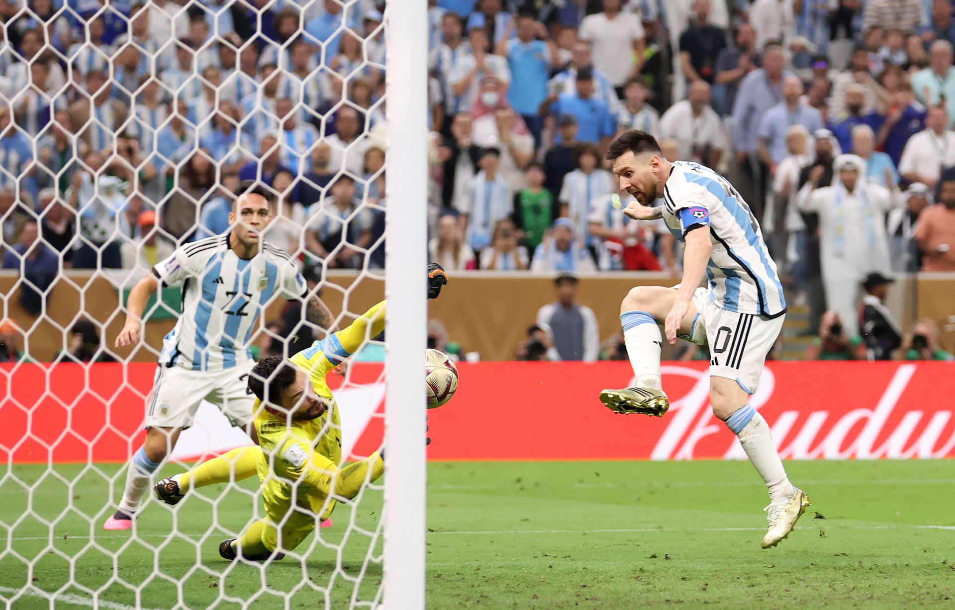 A pillanat, ami eldönthette volna a finálét: Hugo Lloris még védte Lautaro Martínez lövését, ám a kipattanót Lionel Messi átlőtte a gólvonalon. Fotó: Getty