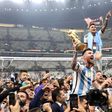 VIDEÓ: Messi az asztalon táncolt, így ünnepeltek az öltözőben az argentin játékosok