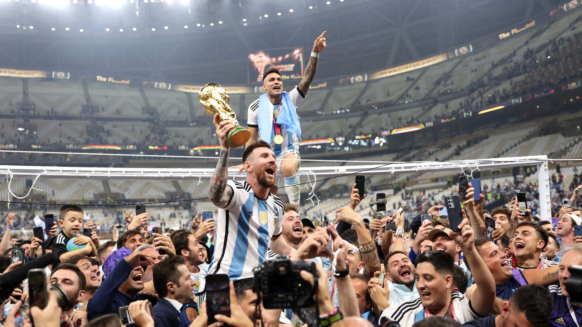 VIDEÓ: Messi az asztalon táncolt, így ünnepeltek az öltözőben az argentin játékosok
