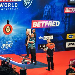 Hivatalos: 2026-ig biztosan eljönnek Budapestre a darts nagyágyúi