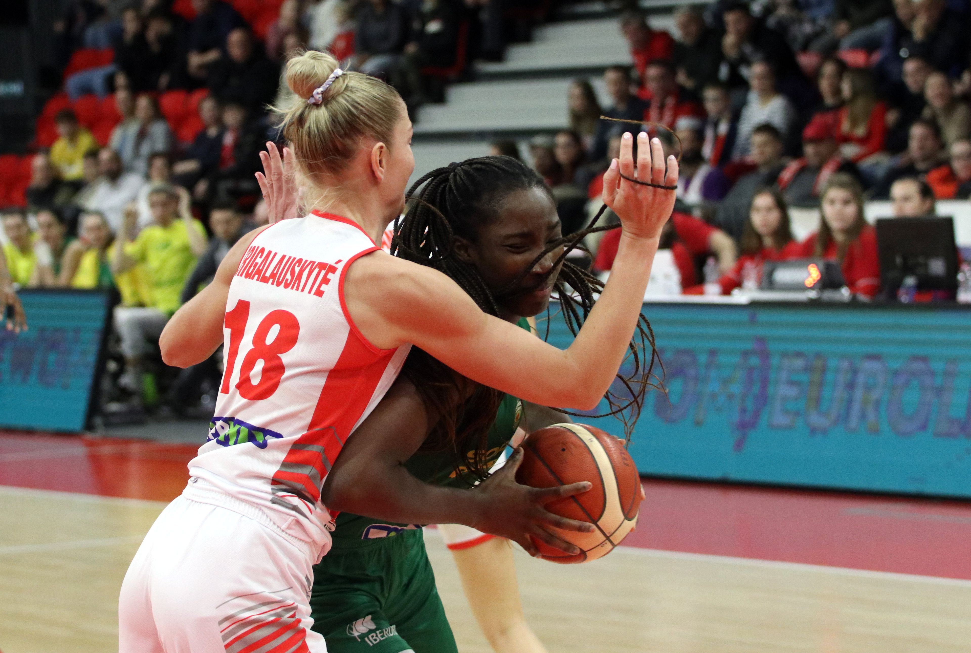 A diósgyőri Monika Grigalauskyte és a soproni Ezi Magbegor a női kosárlabda Euroliga 10. fordulójában játszott DVTK HUN-Therm–Sopron Basket mérkőzésen (Fotó: MTI/Vajda János)