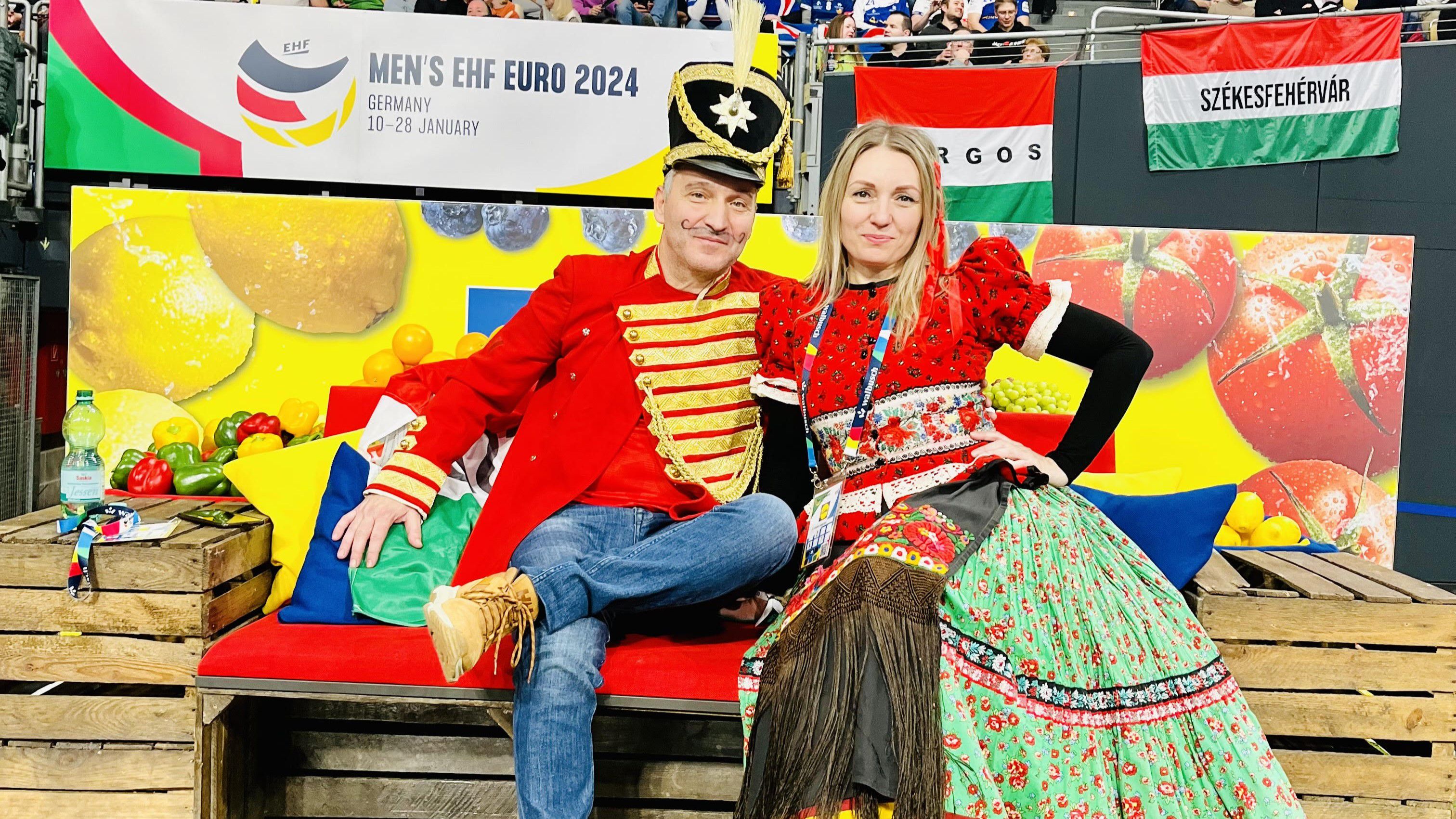 A tradicionális magyar ruhát viselő Fintor Gyula és kedvese, Nyikes Linda a torna szponzorának 
VIP-boxából szurkolhatott