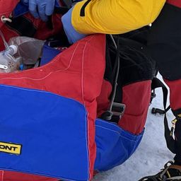 Új hírek és kép érkezett a Kitzbühelben borzalmasat bukó magyar síelőről – friss fotóval