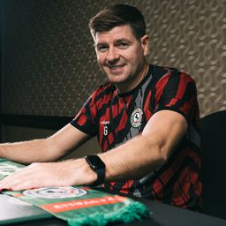 A rossz szereplés ellenére Steven Gerrard marad a vezetőedző