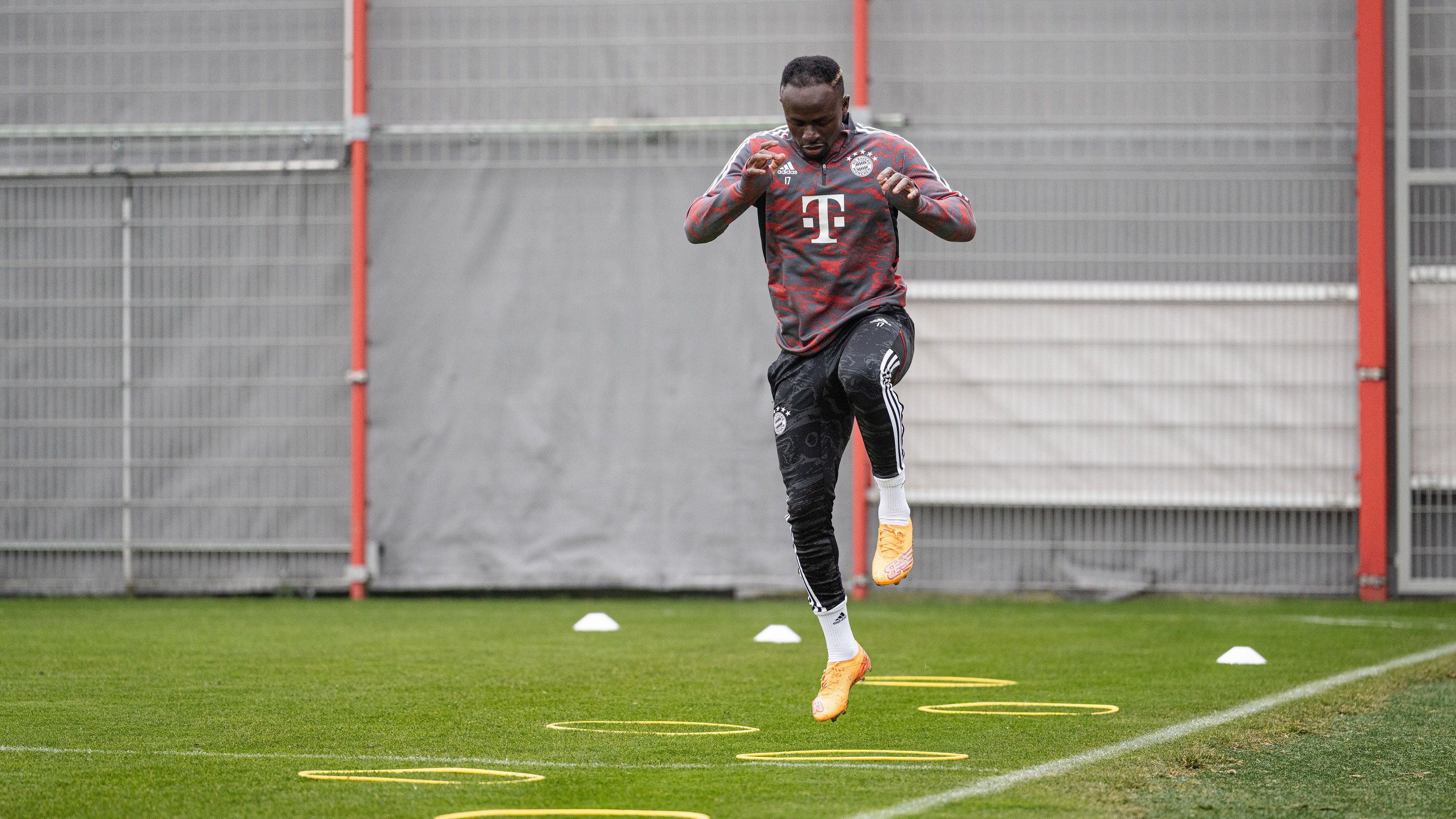 Újra a csapattal edzett, egy hét múlva visszatérhet a Bayern kulcsembere
