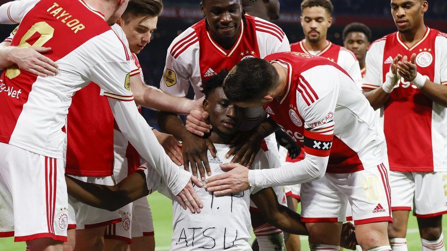 A törökországi földrengésben meghalt honfitársára emlékezett gólja után az Ajax ghánai játékosa