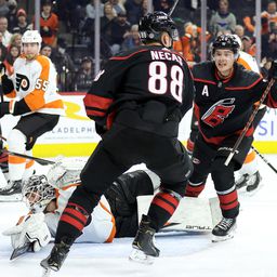 Mesterhármassal nyert az Edmonton és a Carolina is az NHL-ben