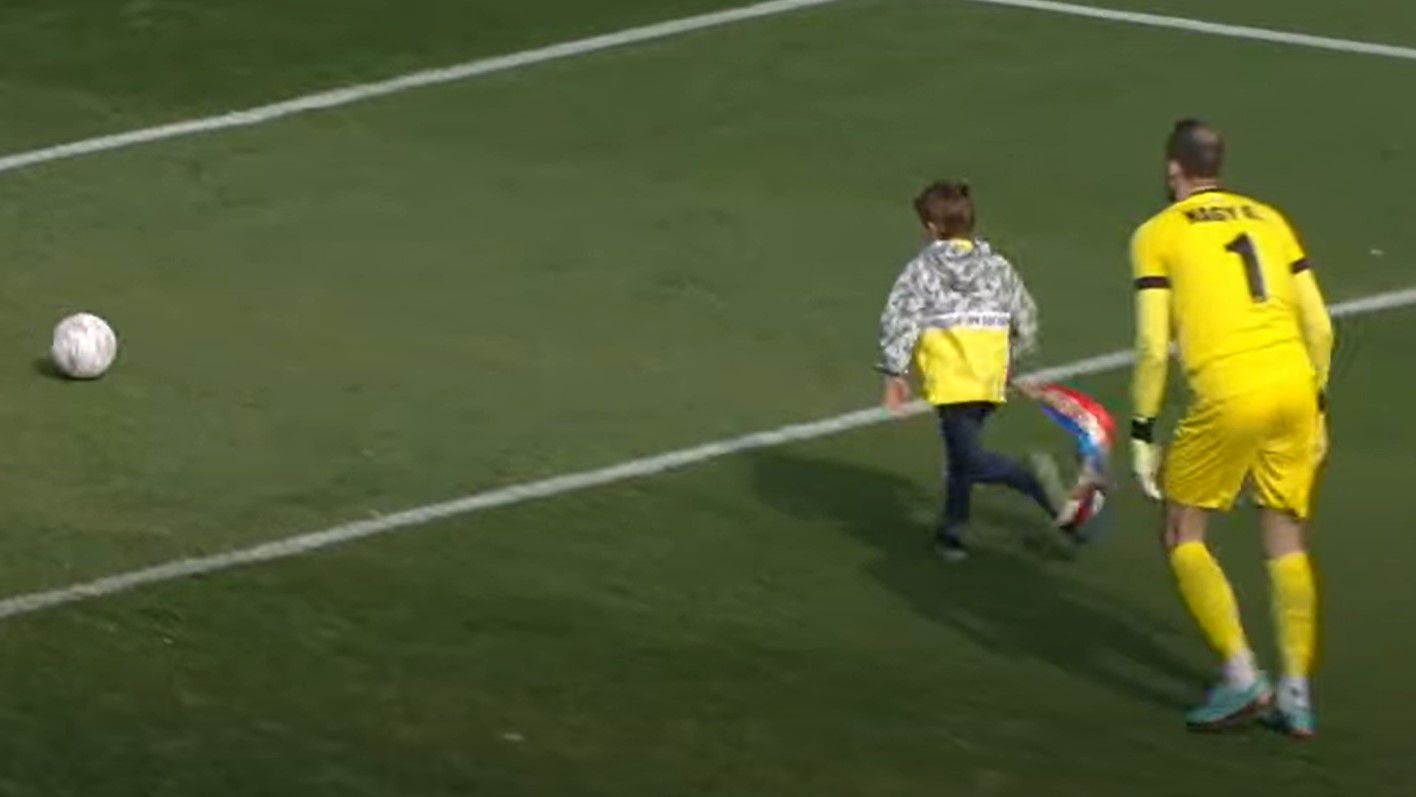 Nem Senkó védett: ezúttal gól lett a kisfiú kezdőrúgásából, de az öröme nem volt felhőtlen – videóval