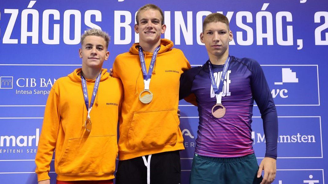 Rasovszky Kristóf (középen) és Betlehem Dávid (balra) nagyot csatázott 1500 gyorson, mindketten olimpiai A-szintet úsztak