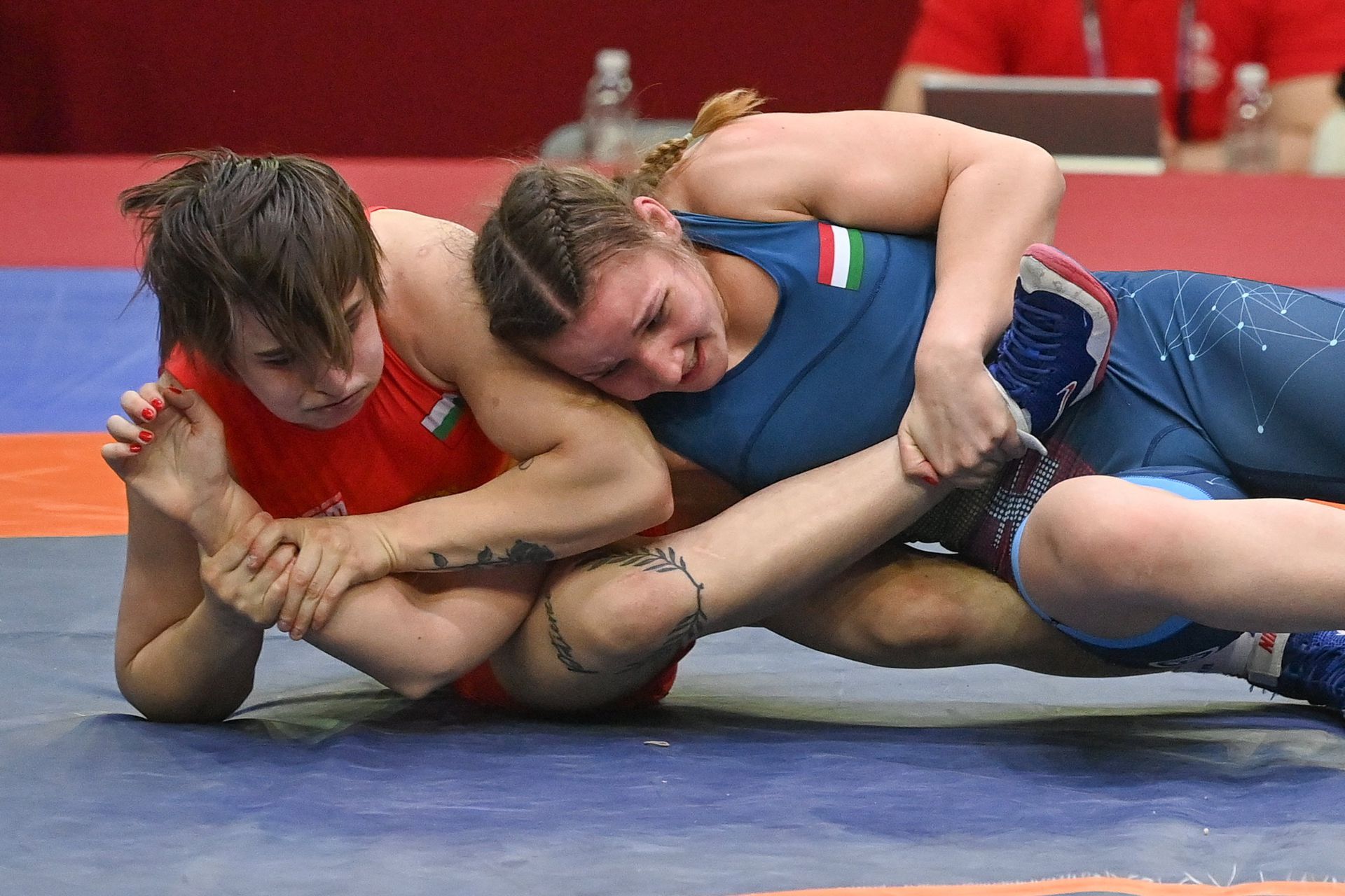 Szabados Noémi (kékben) és a bolgár Juliana Janeva a női birkózók 68 kilogrammos súlycsoportjának negyeddöntőjében a zágrábi birkózó Európa-bajnokságon 2023. április 19-én. MTI/Illyés Tibor