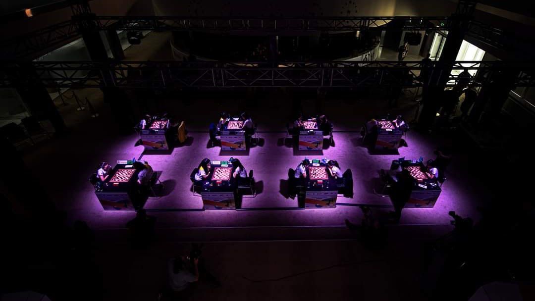 Nyolc asztal, 16 női sakkozó a világ krémjéből (foto: fide.com)