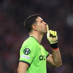 Eltiltották a szurkolókat csendre intő Emiliano Martínezt