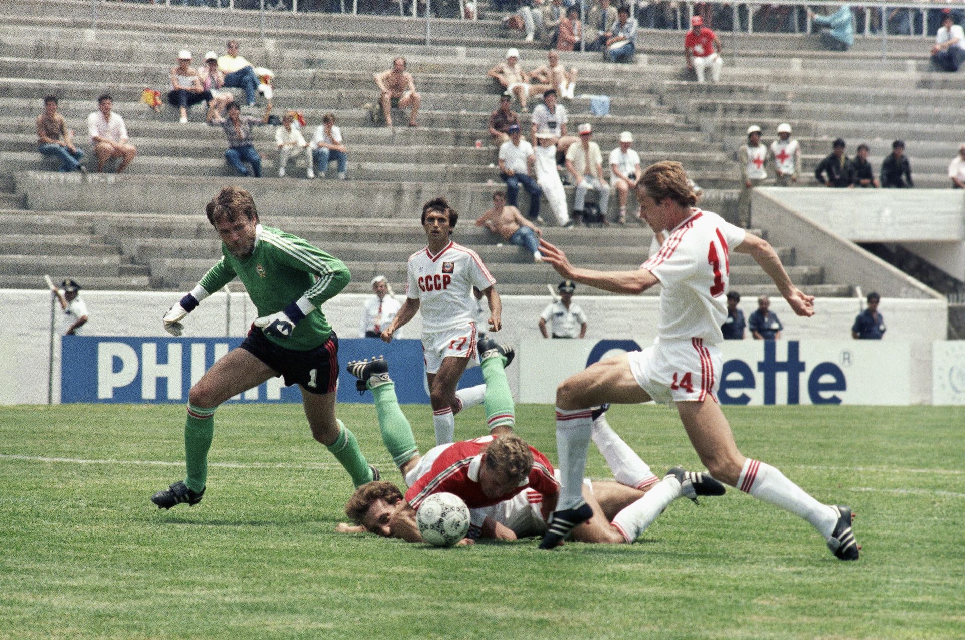 A szovjetek 1986-ban padlóra küldték a sokra hivatott válogatottat,  Disztl Péter (balra) hat gólt kapott első meccsünkön a tornán (Fotó: Profimedia)