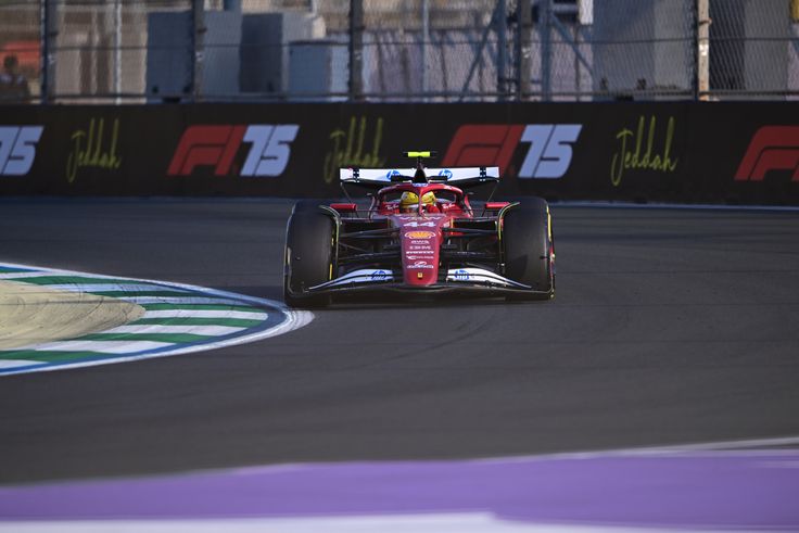 Lewis Hamilton megúszta a büntetést