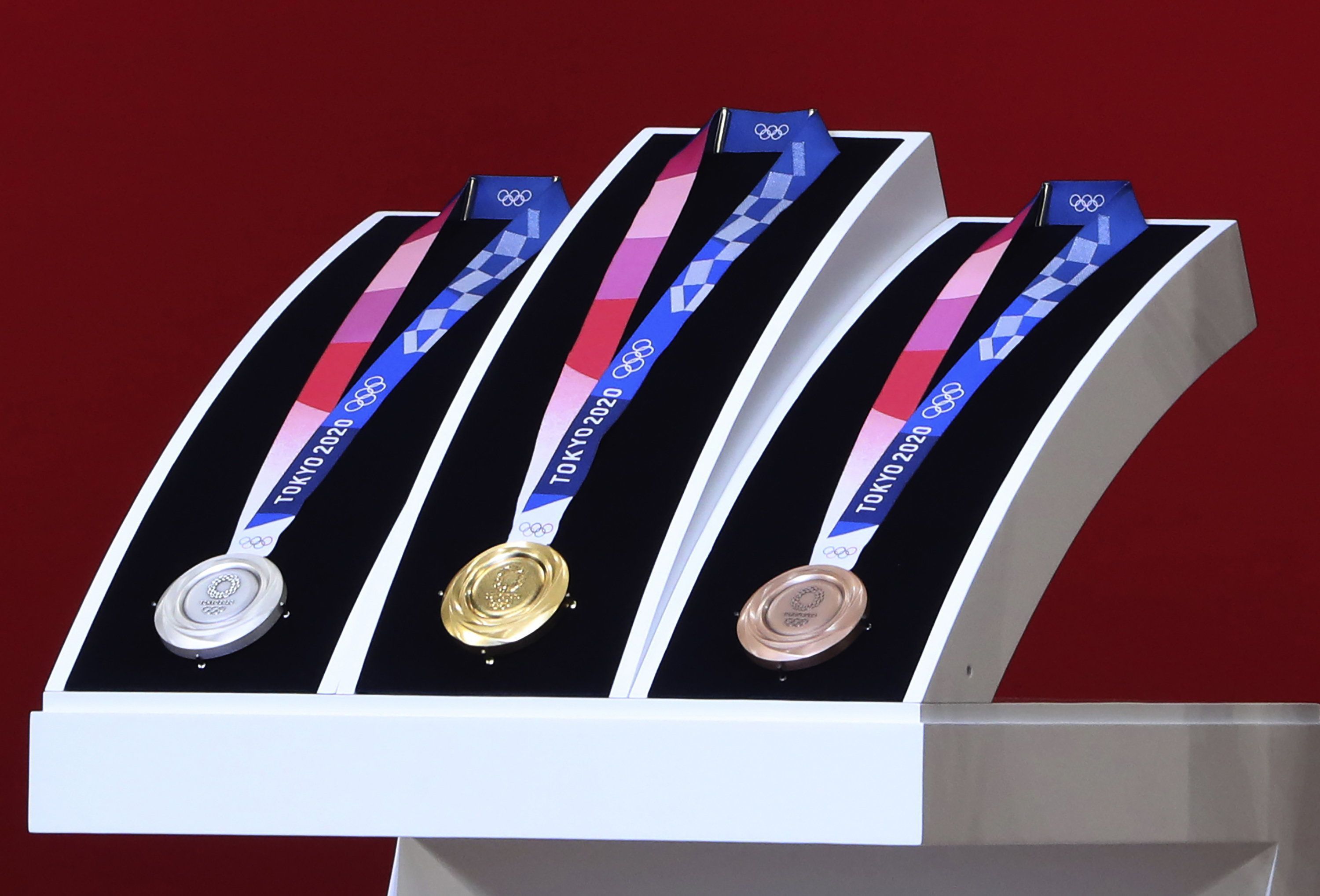 A 2020-as tokiói nyári olimpia ezüst-, arany-, és bronzérmei / Fotó: MTI/AP/Szaszahara Kodzsi