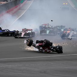 Forma-1: Sainz nyert a horrorbaleset után