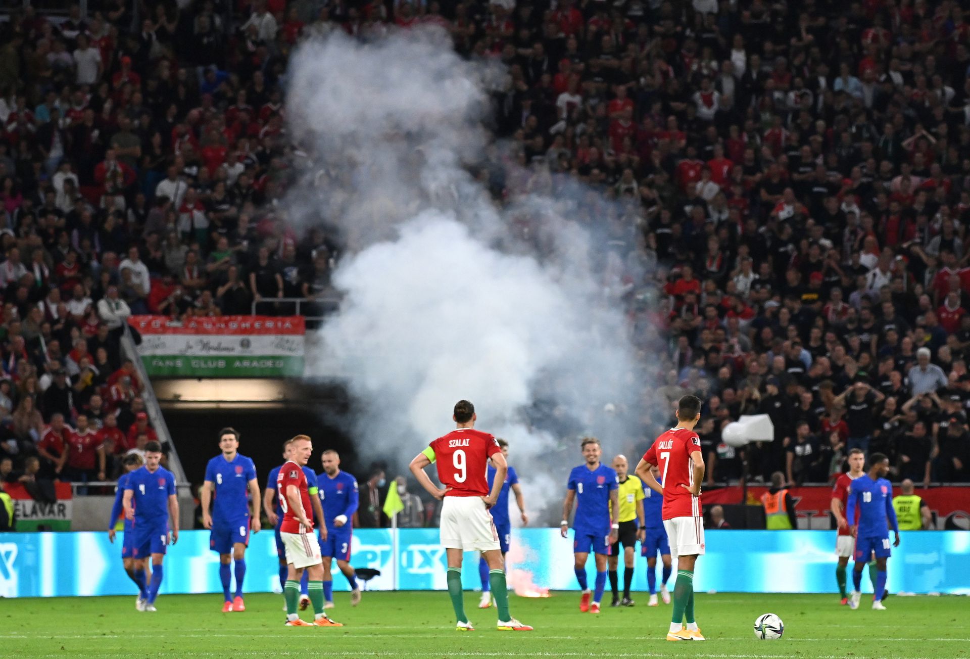 Füstbomba a pályán a harmadik angol gól után / Fotó: MTI/Illyés Tibor