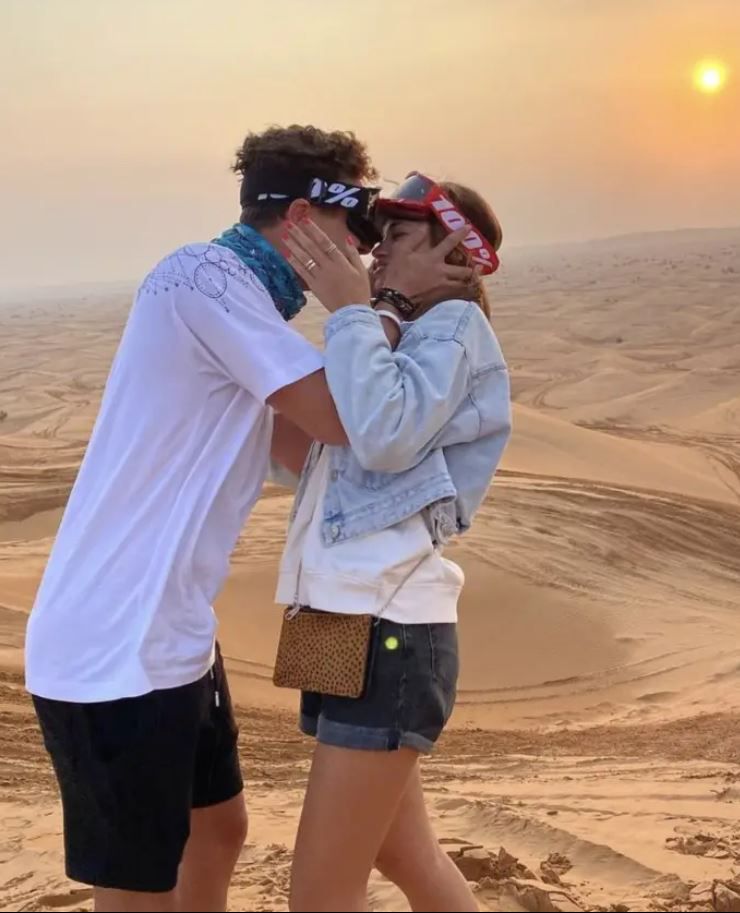A McLaren F1-es pilótája, a brit Lando Norris és kedvese, a portugál modell, Luisinha Oliveira a dubaji sivatagban romantikázott / Fotó: Instagram