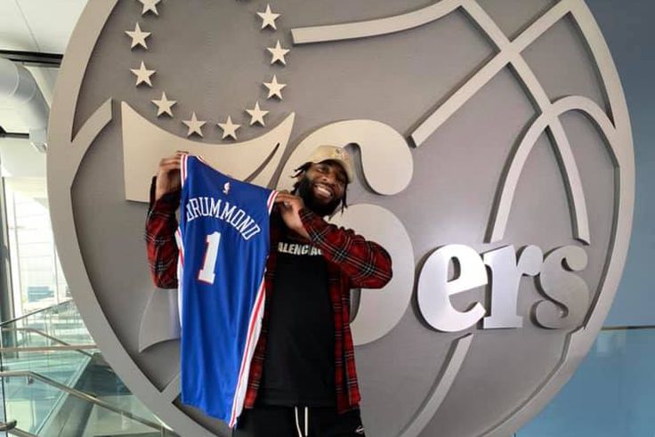 Ruhástul vetette magát a vízbe, hogy megmentse a kisfiát: az NBA-sztárt ünnepli az internet népe
