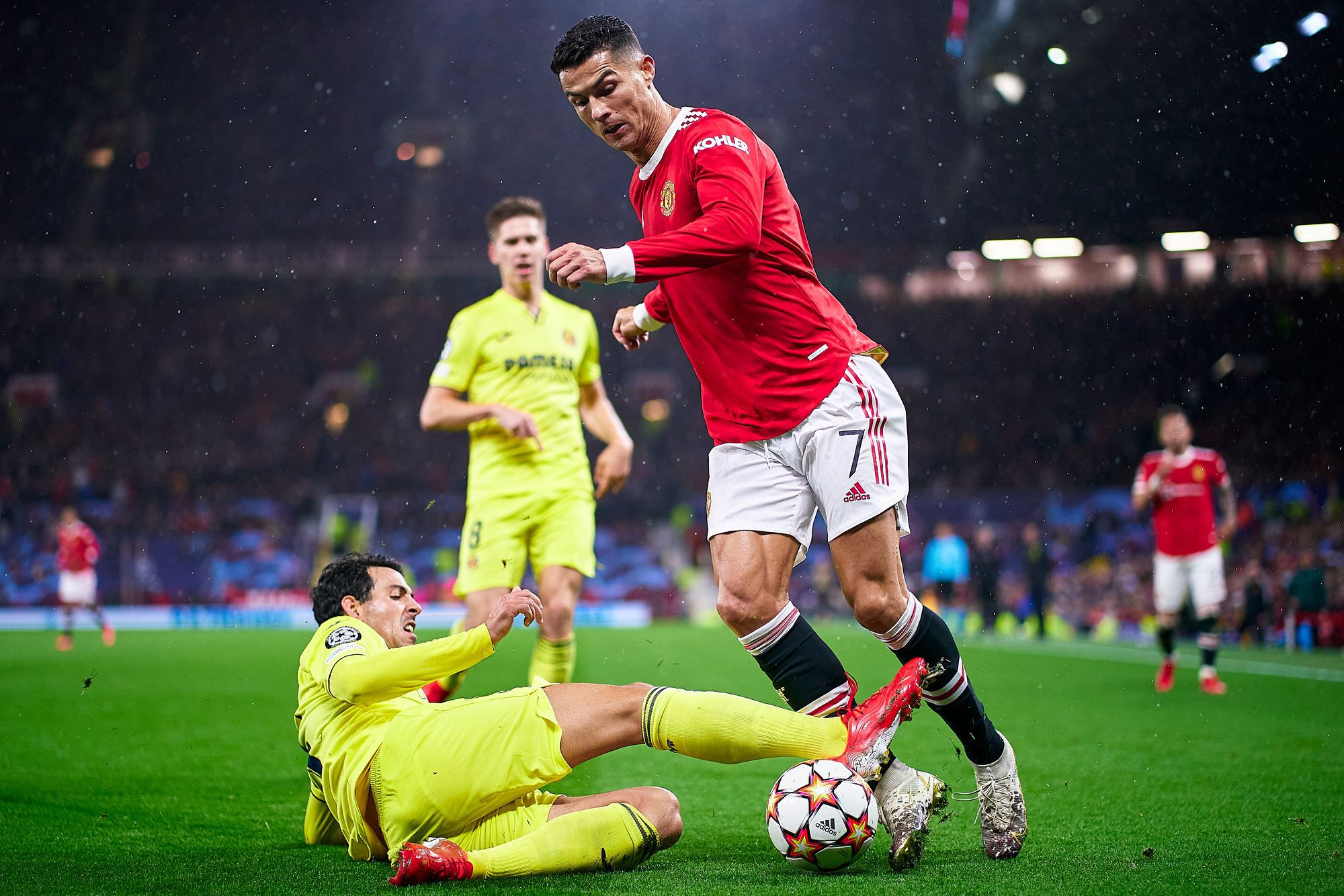 Az angol Manchester Unitedben futballozó Cristiano Ronaldo (piros mezben) portugál katonákat bérelt fel a saját és családja védelmére /Fotó: Getty Images