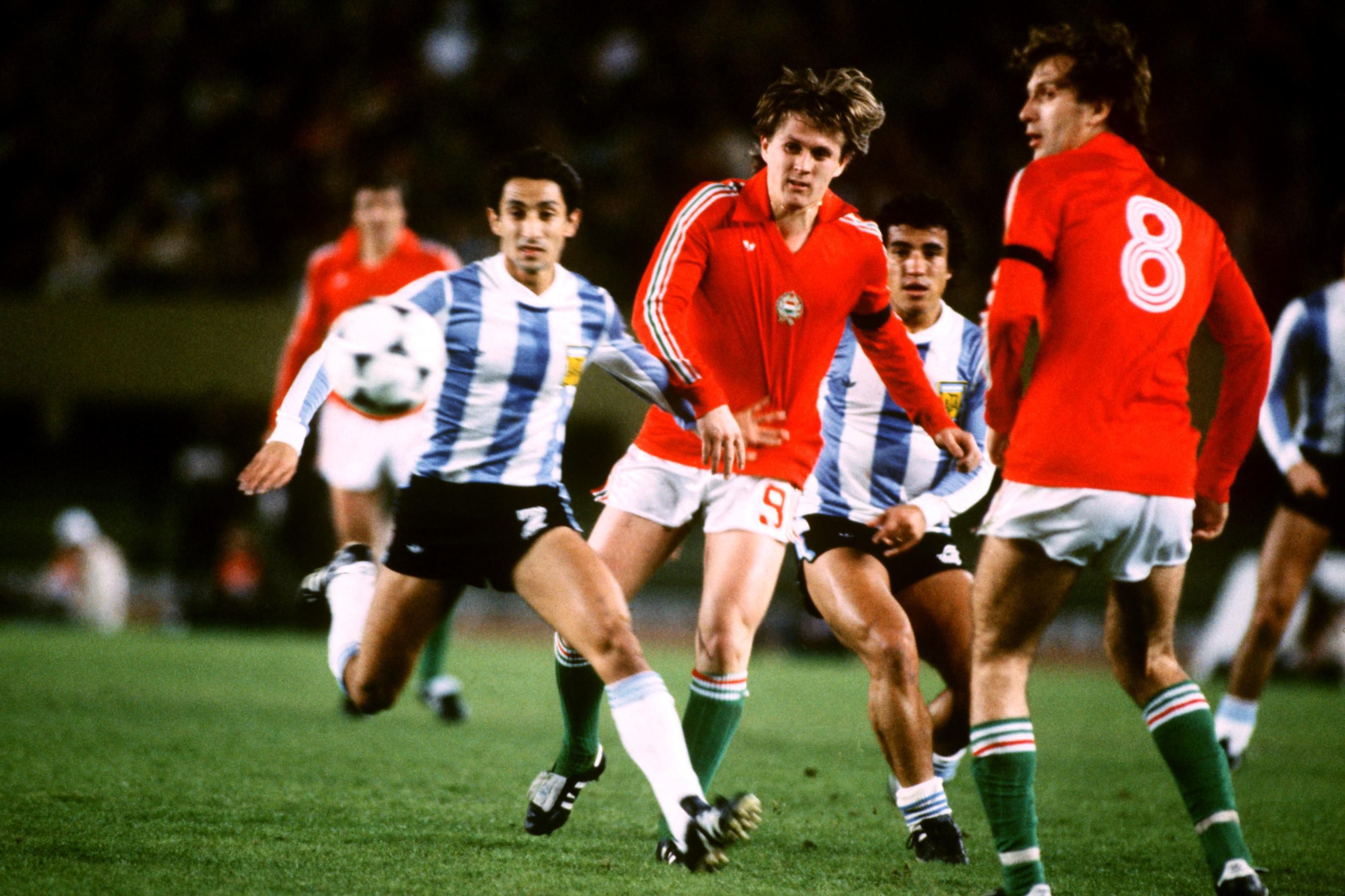 Törőcsik András és az argentin Osvaldo Ardilles küzd a labdáért az 1978-as világbajnokságon / Fotó: Getty Images