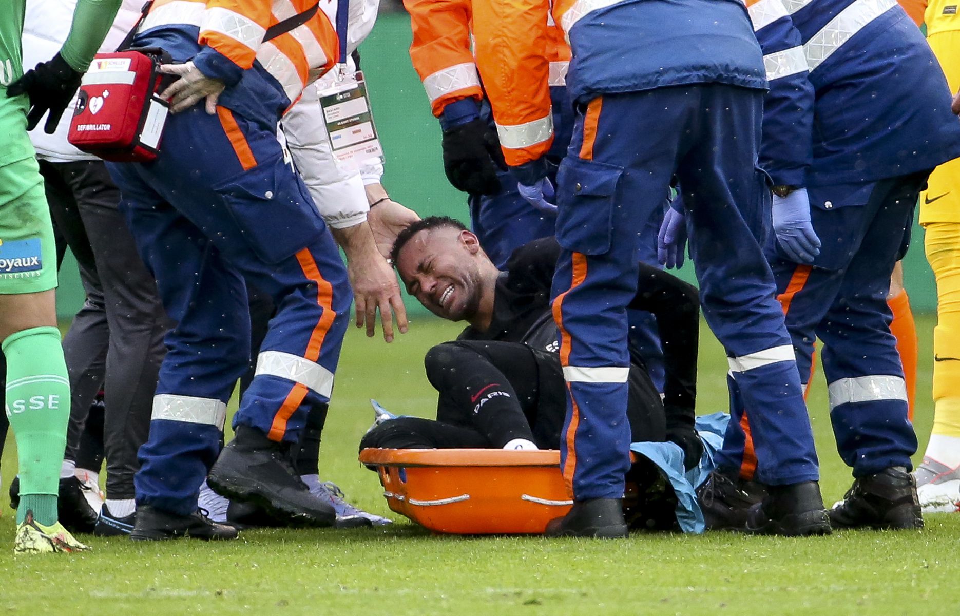 Neymar hatalmas fájdalmak közepette terült el a gyepen, miután aláfordult a bokája /Fotó: Getty Images