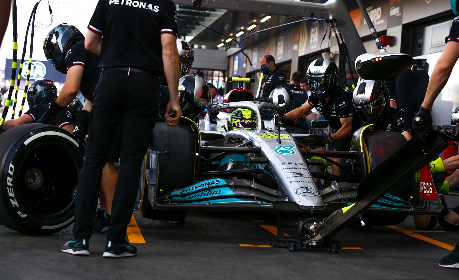 A vadonatúj Mercedes egyelőre nem versenyképes, és nem tudja a csapat, hogy mi a baj / Fotó: Profimedia