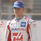Nem hiszi el, mit csinál Schumacher fia a versenyek alatt az autójában