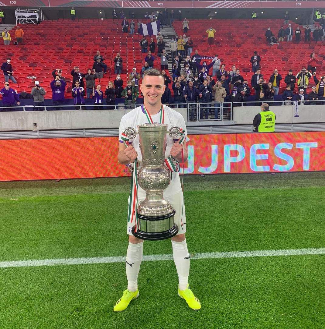 Máté Zsolt ezúttal az Újpest focistájaként, a pályán fotózkodhatott a Magyar Kupa-trófeával