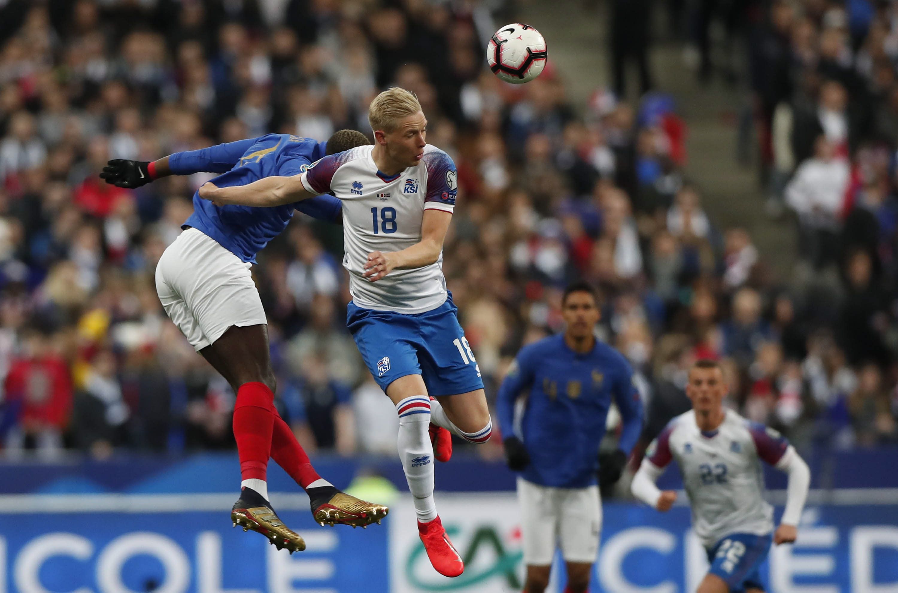 Az izlandi Hördur Magnúson fejeli el a labdát a franciák elleni Eb-selejtezős meccsen. / Fotó: EPA/Guillaume Horcajuelo