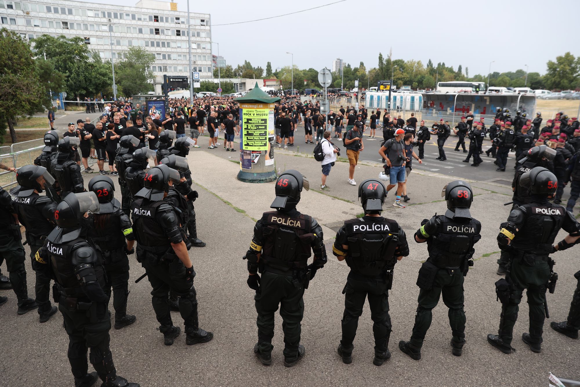 Slovan-Fradi meccs előtt, a szurkolók érkezése a stadionba és a rendőri készülődés / Fotó: Czerkl Gábor