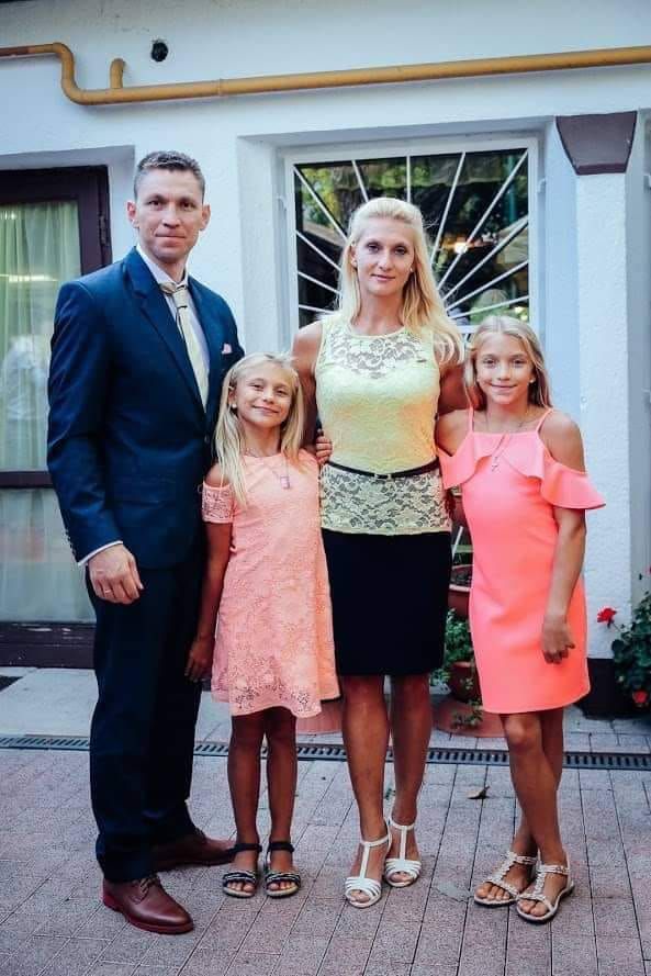 Balzsay büszke a családjára, amiként arra is, hogy lányai sportolnak, Jázmin (balról a második) öttusázik, Hanna (jobbra) tornászik, az édesanyja, Balzsay Reubl Tünde az edzője / Fotó: Facebook