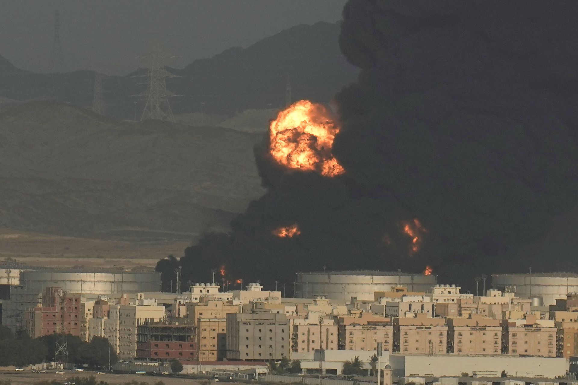 Ilyen hatalmas fekete füsttel égett az olajfinomító / MTI AP Haszan Ammar