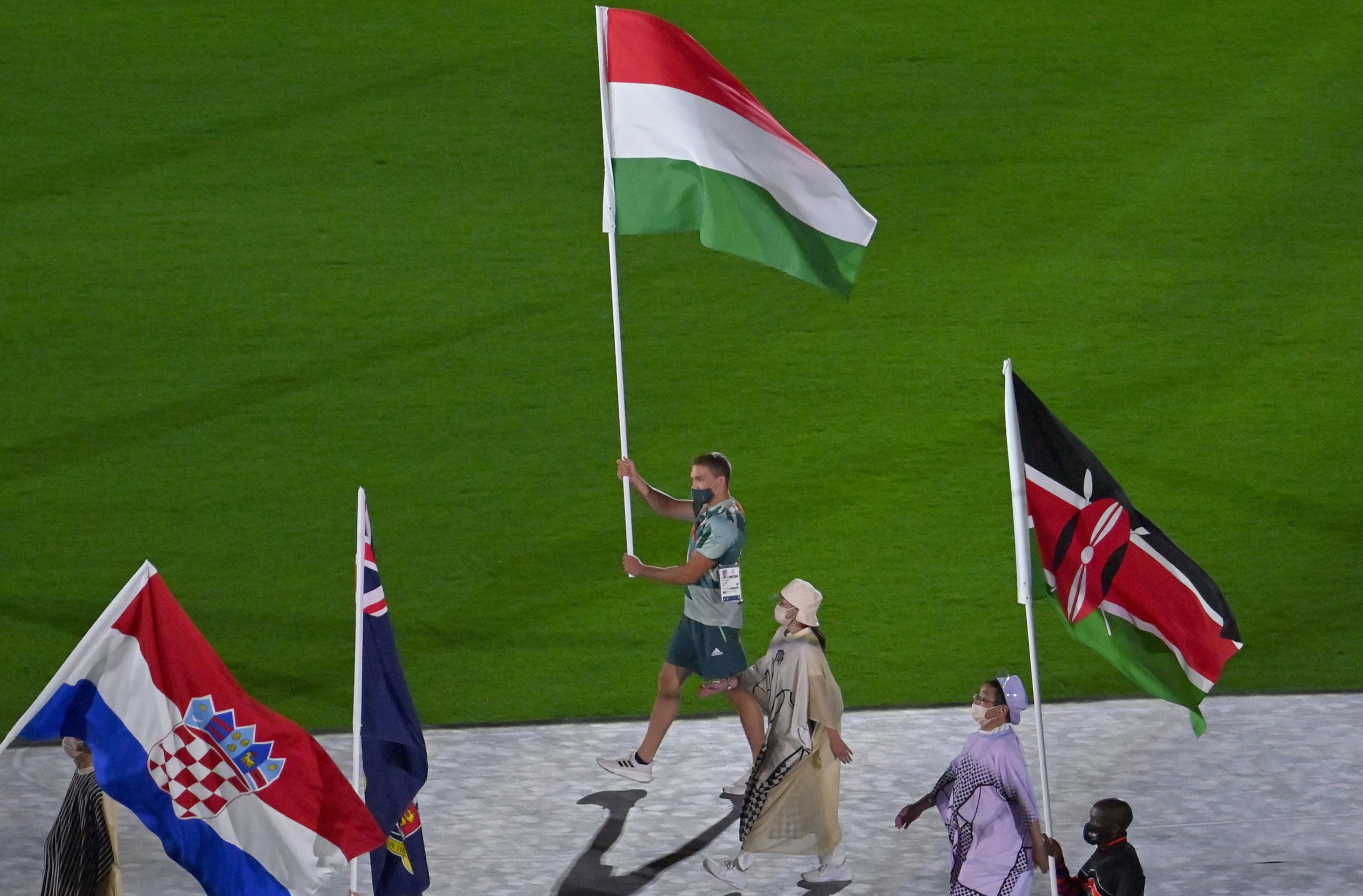 Kopasz Bálint, a kajak egyesek 1000 méteres versenyének olimpiai bajnoka viszi a magyar zászlót a tokiói nyári olimpia záróünnepségén az Olimpiai Stadionban. / Fotó: MTI/Czeglédi Zsolt