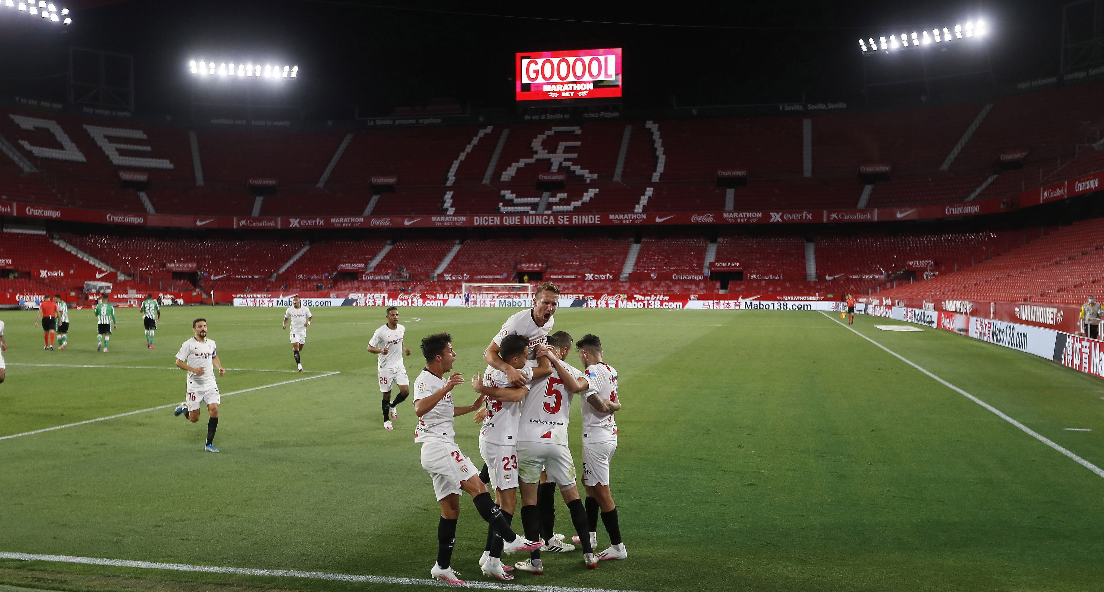 A Sevilla nézők nélküli meccsen győzte le 2-0-ra a Betist a járvány miatti szünet lezárása után/ Fotó: EPA - Jose Manuel Vidal