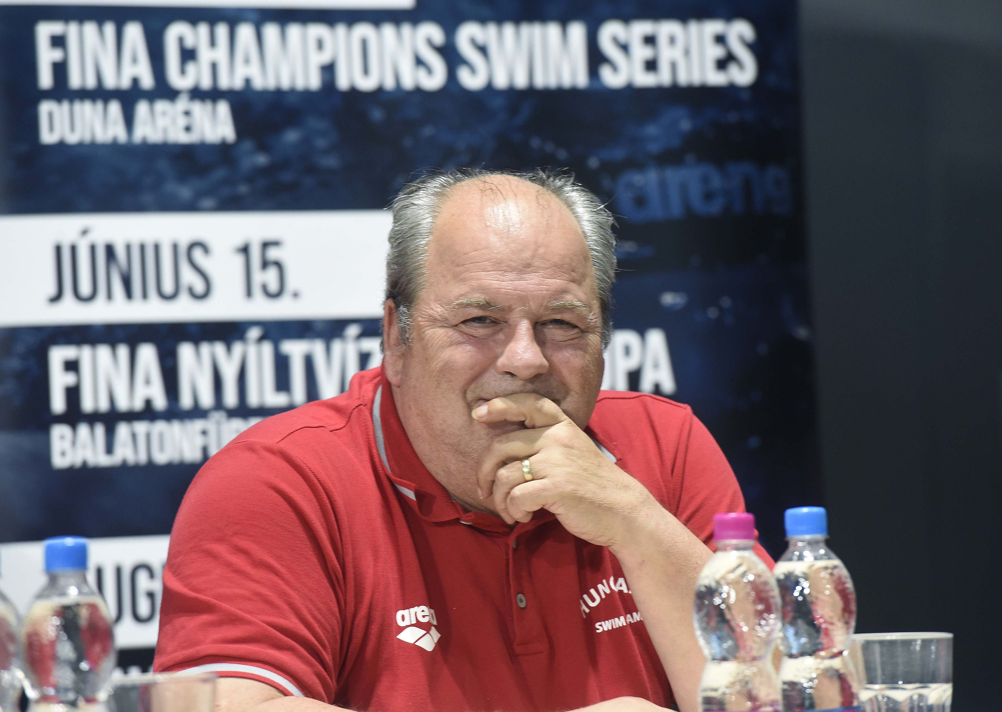 Sós Csaba szövetségi kapitánya a dél-koreai 18. vizes világbajnokságon résztvevő, aranyérmet nyert úszók köszöntésén a Duna Arénában 2019. július 30-án. / Fotó: MTI/Bruzák Noémi