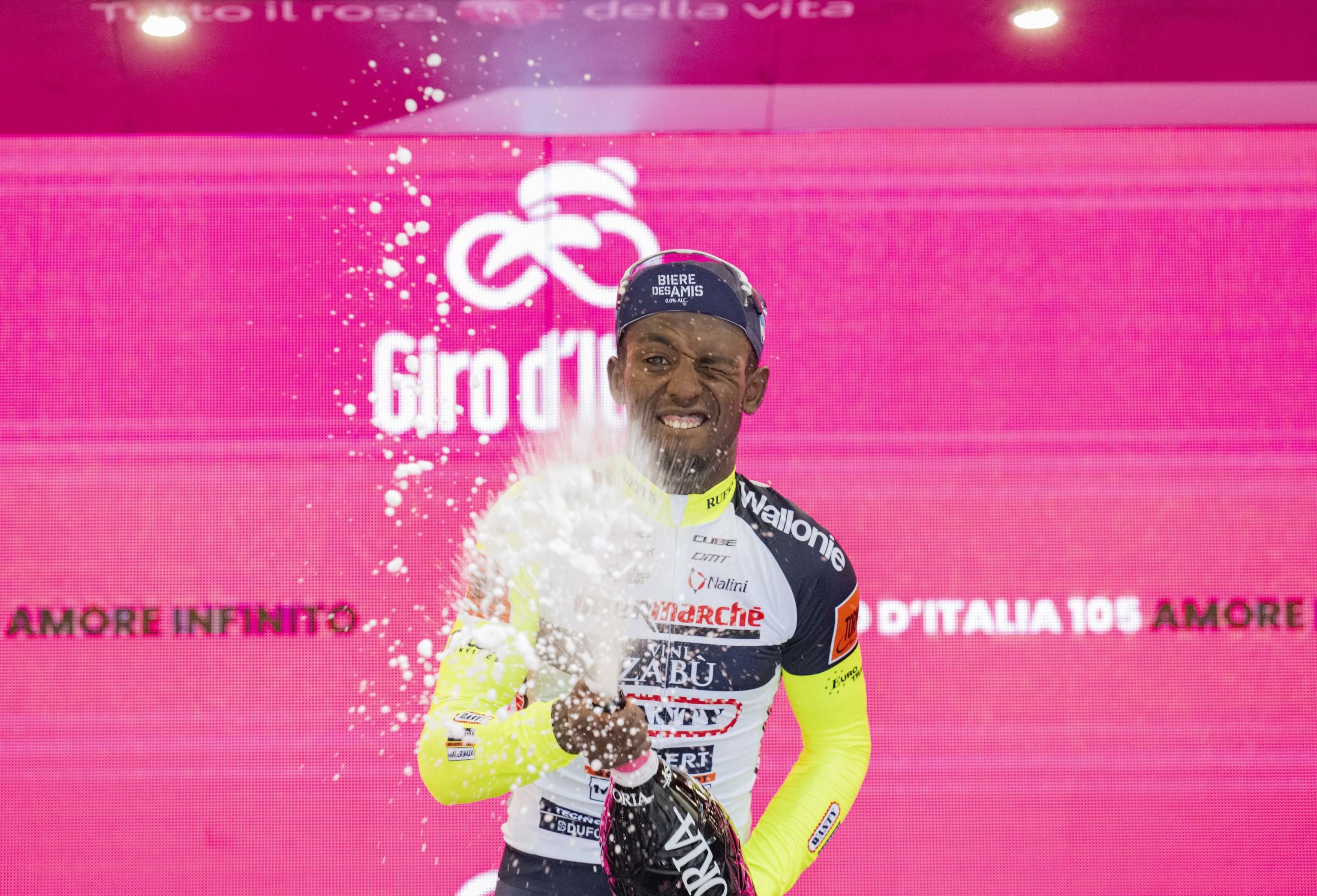 Girmay ünneplés közben sérült meg, véget ért számára a Giro / Fotó: MTI EPA Maurizio Brambatti