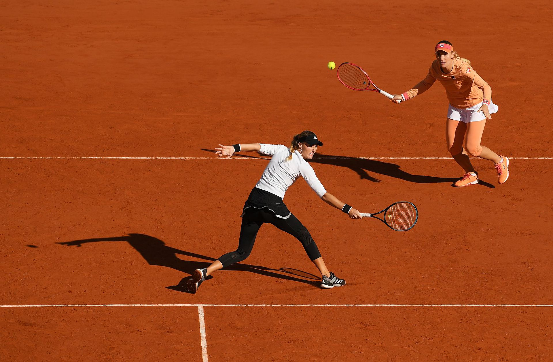 A magyar teniszező (jobbra) és francia társa  nemcsak a pályán érti meg egymást, de barátnők is /Fotó: Getty Images