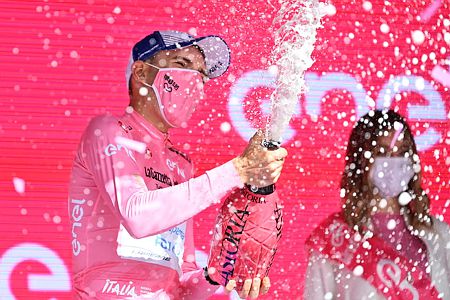 Valter Attila még a rózsaszín trikóban ünnepelt 3 napja  / Fotó: MTI/AP/Gian Mattia D'Alberto
