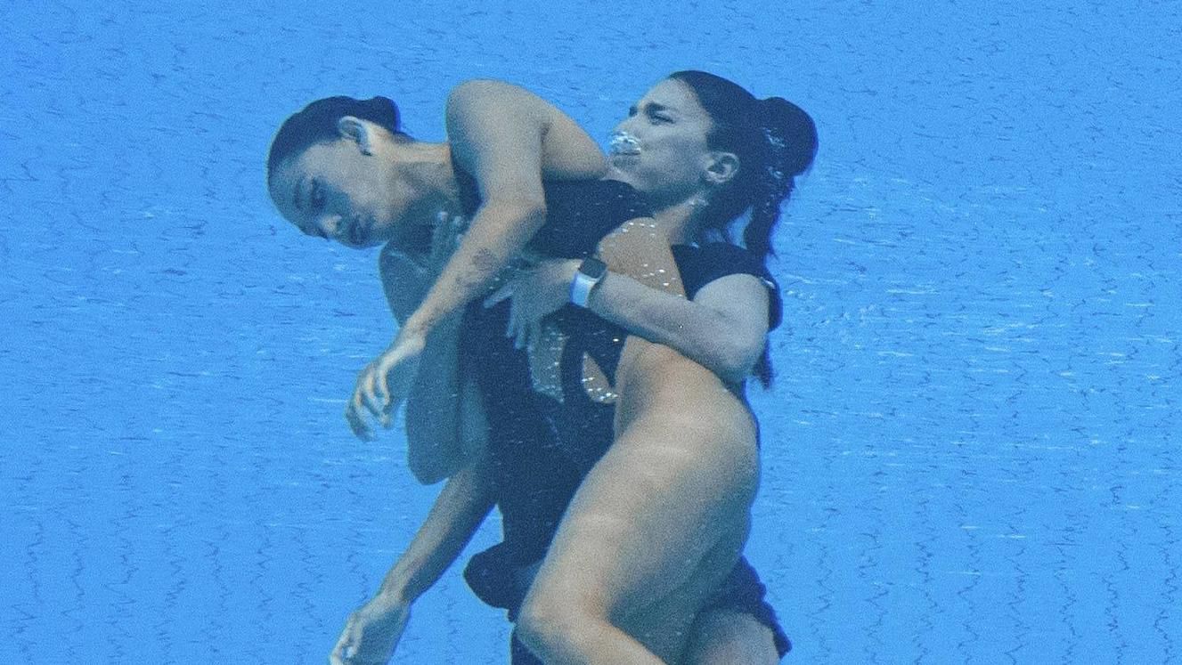 Anita Alvarezt edzője mentette ki a medencéből / Fotó: AFP